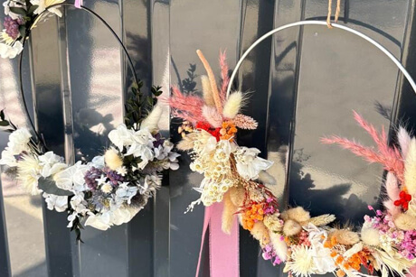 Zwei Unikate sind im Workshop Kränze binden aus Trockenblumen entstanden