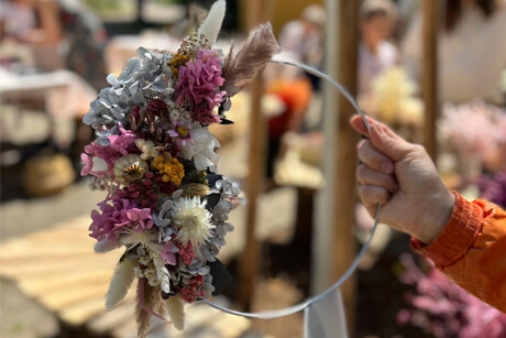 Wundervolle und einzigartige Trockenblumenkränze der Teilnehmerinnen sind das Ergebnis des ersten Kränze binden Workshops in Waghäusel durch Studio Mirella