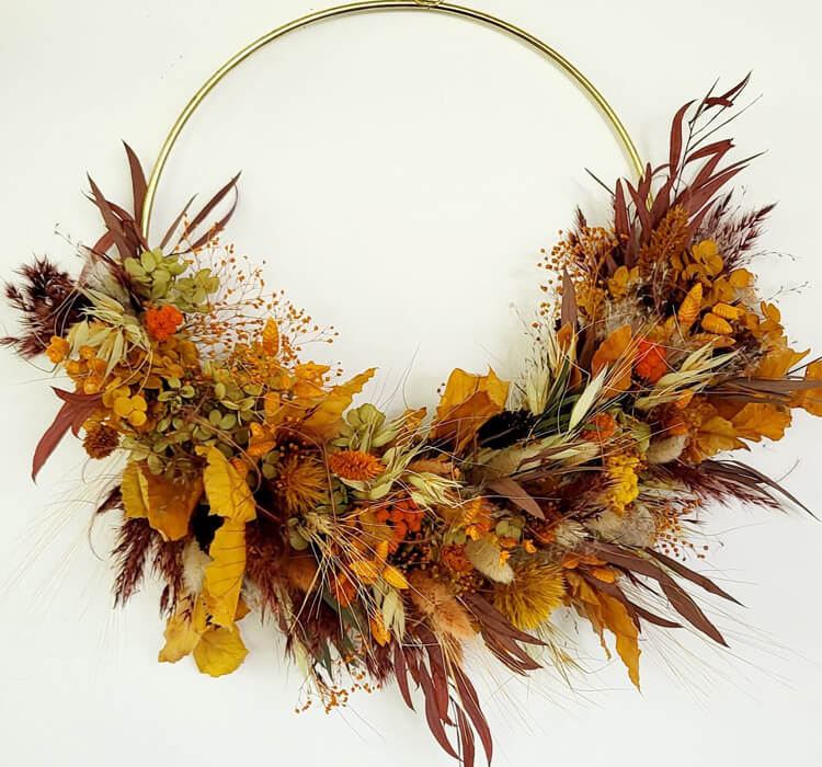 Kräft strahlender Herbstkranz aus hochwertigen Trockenblumen