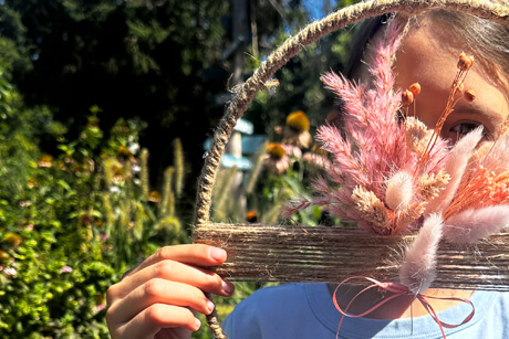 Stolz werden die Trockenblumen Loops präsentiert