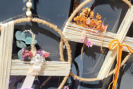 Zwei wundervolle Trockenblumenringe erstellt im Kreativ-Workshop für Kinder bei Studio Mirella