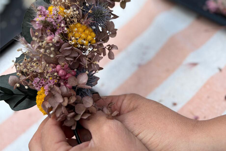 Me-Time für Dich - Deine Hände erschaffen einen Blumenkranz aus hochwertigen Materialien - Workshop angeboten von Studio Mirella